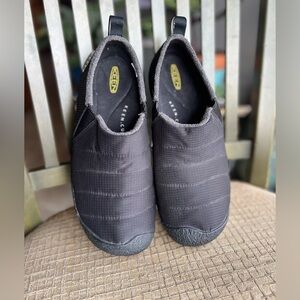 Keen quilted slip ons, size 9, 42. NWOT